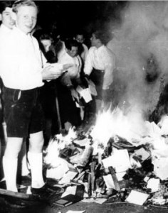 Membros da Juventude Nazista queimam livros em Salzburgo, na Áustria, em 1938